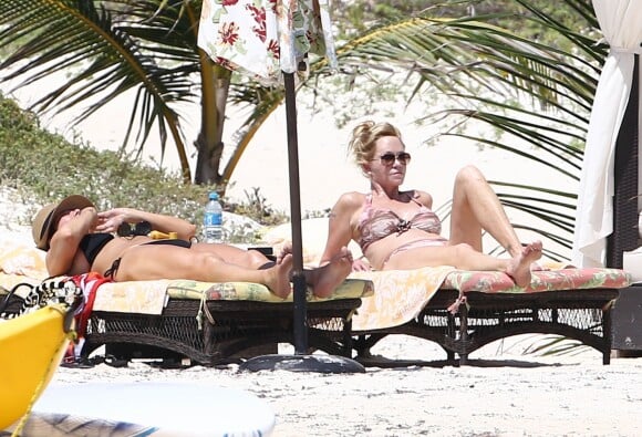 Exclusif - Melanie Griffith, Kris Jenner en vacances sur une plage de Cancun au Mexique le 17 mars 2015.