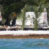 Exclusif - Melanie Griffith, Kris Jenner et Dakota Johnson en vacances sur une plage de Cancun au Mexique le 17 mars 2015.