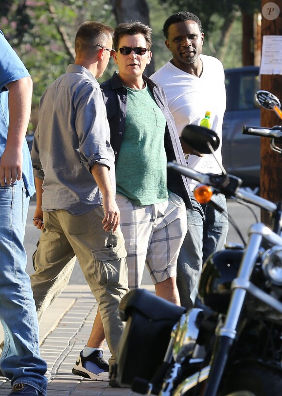 Exclusif - Charlie Sheen et Darius McCrary au centre commercial de Sherman Oaks, le 9 mars 2015