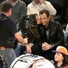 Alessandra Ambrosio et Will Arnett lors d'un match de basket à New York. Le couple filme quelques scènes des Tortues Ninja 2, le 25 mars 2015