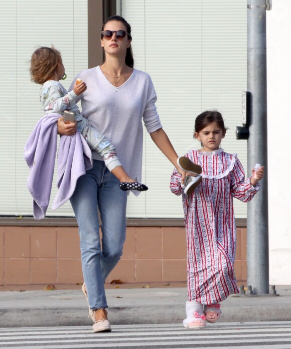 Alessandra Ambrosio se promène avec sa fille Anja et son fils Noah, en pyjama pour le "Pajama Day" à Santa Monica, le 20 mars 2015.  Please Hide Children's face Prior to the Publication Alessandra Ambrosio runs errands with her children Anja and Noah on pajama day on March 20, 2015 in Santa Monica, California.20/03/2015 - Santa Monica