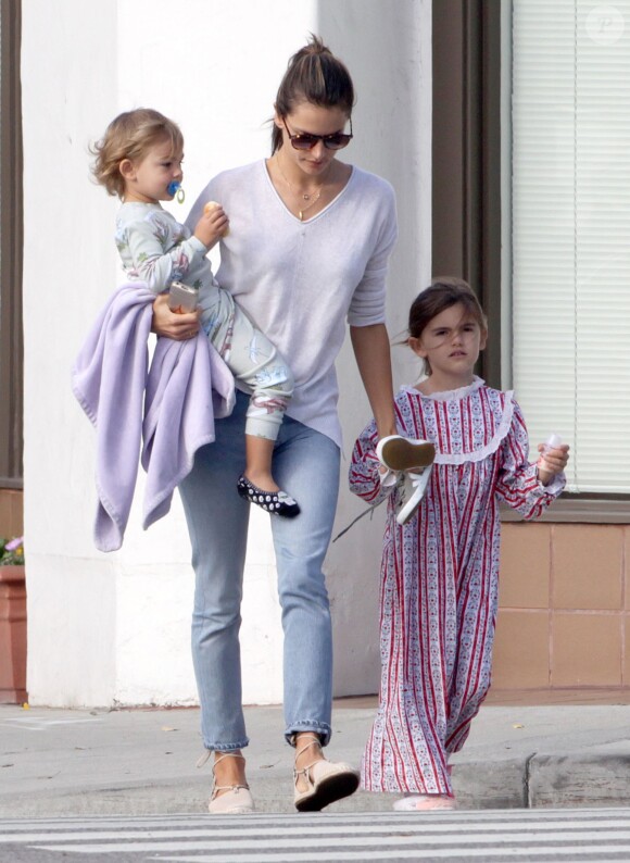 Alessandra Ambrosio se promène avec sa fille Anja et son fils Noah, en pyjama pour le "Pajama Day" à Santa Monica, le 20 mars 2015.