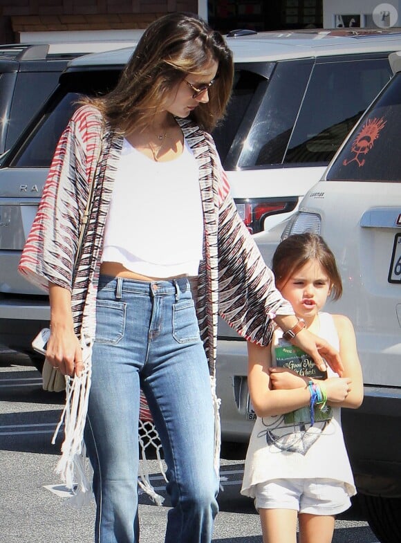 Alessandra Ambrosio va déjeuner avec sa fille Anja au Brentwood Country Mart, le 21 mars 2015.