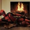 Ryan Reynolds pose en Deadpool pour la première image du film qui sortira en février 2016.