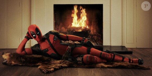 Ryan Reynolds pose en Deadpool pour la première image du film qui sortira en février 2016.