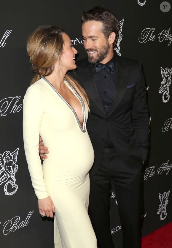 Blake Lively (enceinte) (robe Gucci, bijoux Lorraine Schwartz) et son mari Ryan Reynolds (smoking Gucci) à la soirée "Angel Ball 2014" à New York, le 20 octobre 2014.