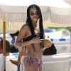 Zoe Kravitz profite d'une belle journée ensoleillée avec des amis sur une plage à Miami, le 9 mars 2015