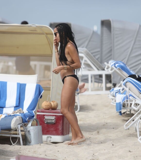 Zoe Kravitz profite d'une belle journée ensoleillée avec des amis sur une plage à Miami, le 7 mars 2015 
