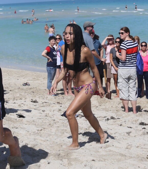 Zoë Kravitz profite d'une belle journée ensoleillée avec des amis sur une plage à Miami, le 6 mars 2015  