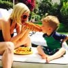 Tori Spelling et son fils Finn mangent un hot-dog pendant leurs vacances à Palm Springs, Los Angeles, le 31 mars 2015