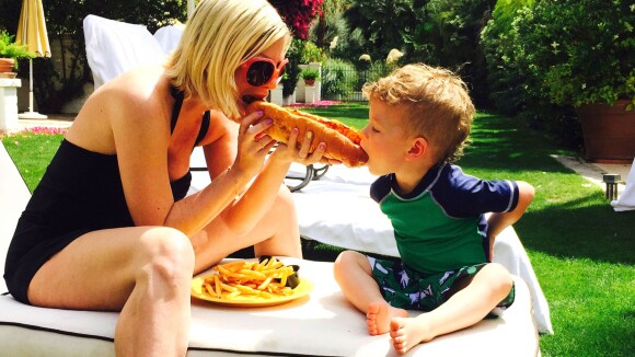 Tori Spelling, en famille: Elle croque la vie et un gros hot-dog à pleines dents