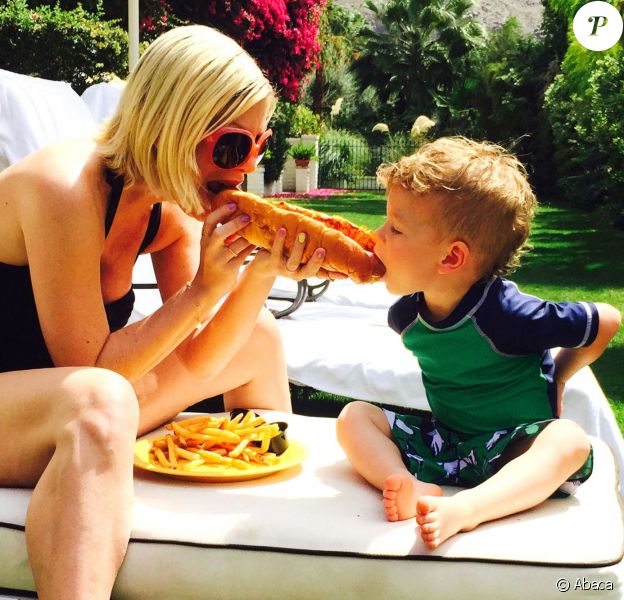 Tori Spelling et son fils Finn mangent un hot-dog pendant leurs vacances &agrave; Palm Springs, Los Angeles, le 31 mars 2015