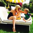  Tori Spelling et son fils Finn mangent un hotdog pendant leurs vacances &agrave; Palm Springs, Los Angeles, le 31 mars 2015 