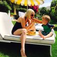  Tori Spelling et son fils Finn mangent un hotdog pendant leurs vacances &agrave; Palm Springs, Los Angeles, le 31 mars 2015 