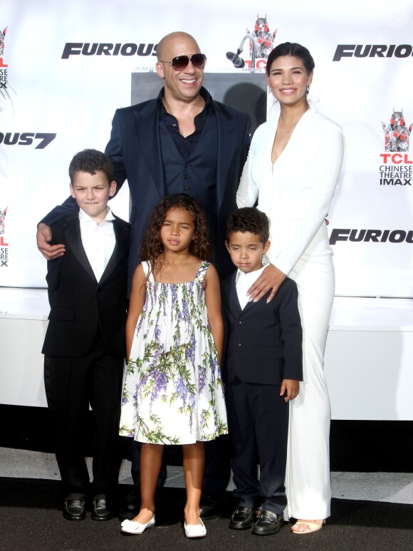 Vin Diesel avec sa femme Paloma Gimenez et leurs enfants - Vin Diesel laisse ses empreintes dans le ciment hollywoodien au TCL Chinese Theater à Hollywood, le 1er avril 2015