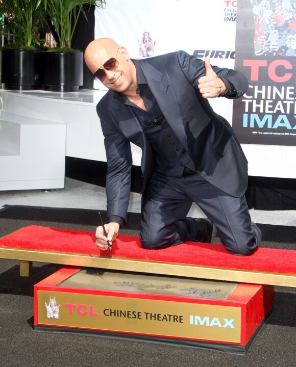 Vin Diesel laisse ses empreintes dans le ciment hollywoodien au TCL Chinese Theater à Hollywood, le 1er avril 2015 