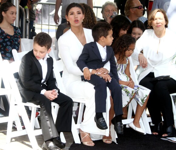 Paloma Jimenez et ses enfants - Vin Diesel laisse ses empreintes dans le ciment du TCL Chinese Theater à Hollywood, le 1er avril 2015 