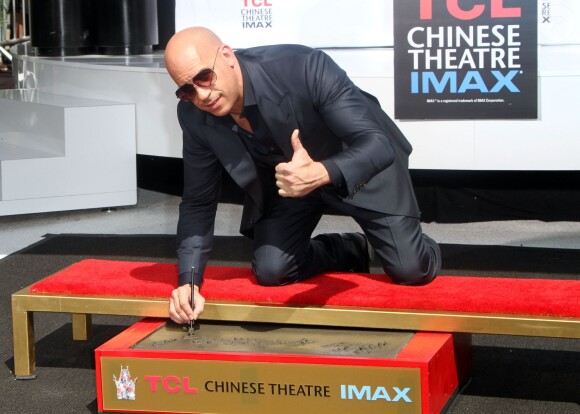 Vin Diesel laisse ses empreintes dans le ciment du TCL Chinese Theater à Hollywood, le 1er avril 2015 