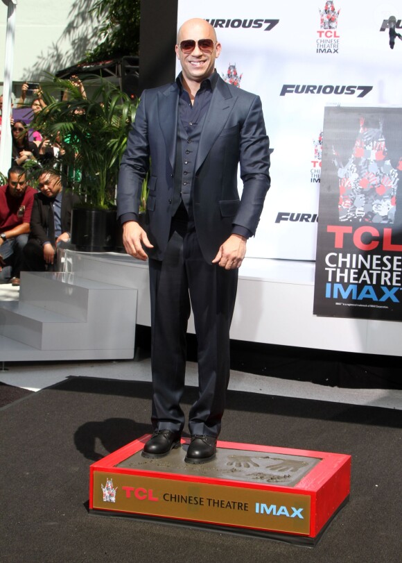 Vin Diesel laisse ses empreintes dans le ciment du TCL Chinese Theater à Hollywood, le 1er avril 2015 