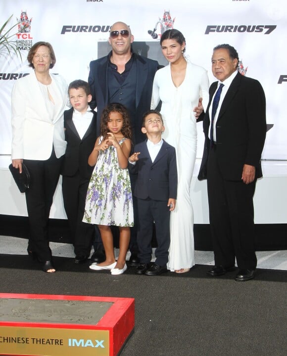 Vin Diesel avec ses parents, sa femme Paloma Gimenez et leurs enfants - Vin Diesel laisse ses empreintes dans le ciment du TCL Chinese Theater à Hollywood, le 1er avril 2015 