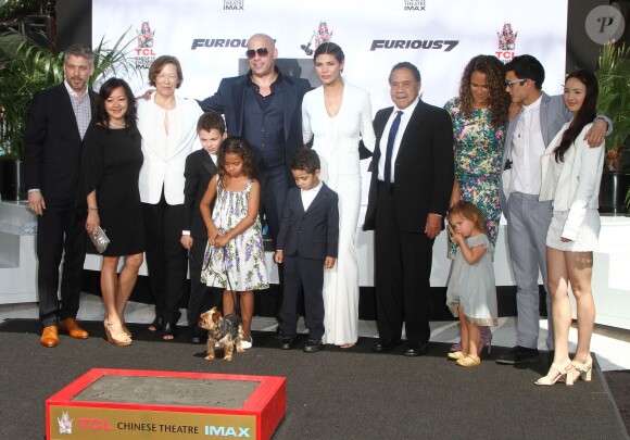 Vin Diesel en famille - Vin Diesel laisse ses empreintes dans le ciment du TCL Chinese Theater à Hollywood, le 1er avril 2015 