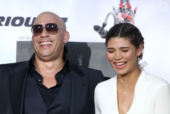 Vin Diesel, Paloma Gimenez - Vin Diesel laisse ses empreintes dans le ciment du TCL Chinese Theater à Hollywood, le 1er avril 2015 
