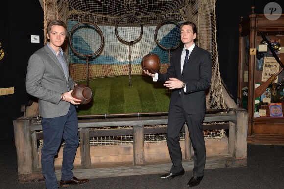 Exclusif - Les jumeaux James Phelps et Oliver Phelps, qui interprètent les jumeaux Weasley dans la saga "Harry Potter", posent lors de l'inauguration de "Harry Potter : l'exposition" à la cité du cinéma à Saint-Denis, le 2 avril 2015.