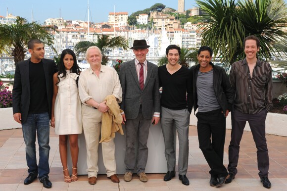 Reda Kateb, Hichem Yacoubi, Tahar Rahim, Jacques Audiard, Niels Arestrup, Leïla Bekhti et Adel Belcheif lors du photocall du film Un prophète en 2009