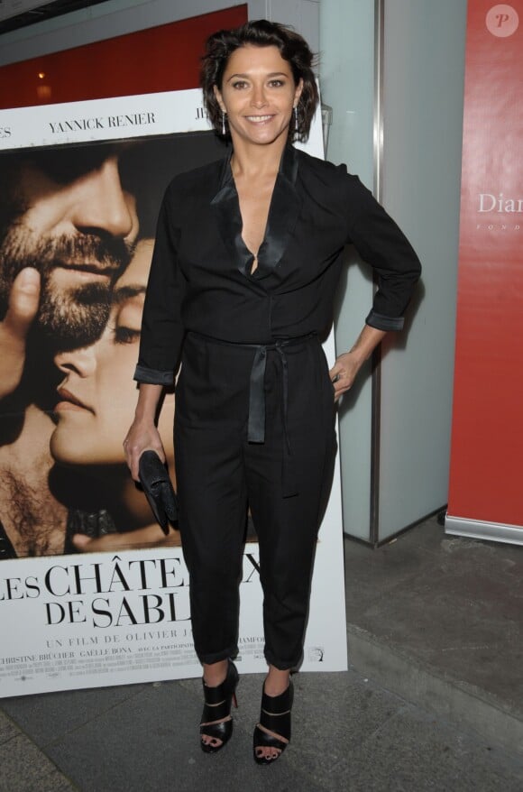 Exclusif - Emma De Caunes arrive à l'avant-première du film "Les Châteaux de sable" au Publicis à Paris, le 19 mars 2015.