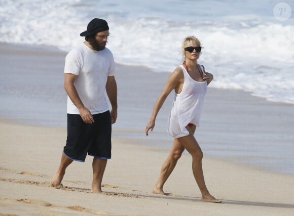 Pamela Anderson et son mari Rick Salomon passent une journée sur une plage à Hawaii le 27 décembre 2014.