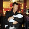Kris Smith, Dannii Minogue et leur fils Ethan arrivent à l'aéroport de Melbourne  le 20 septembre 2010