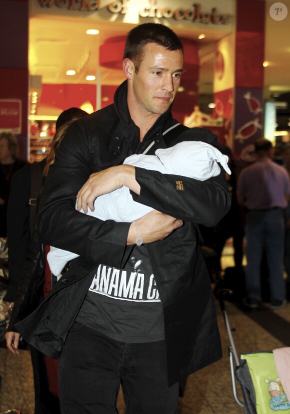 Kris Smith, Dannii Minogue et leur fils Ethan arrivent à l'aéroport de Melbourne  le 20 septembre 2010