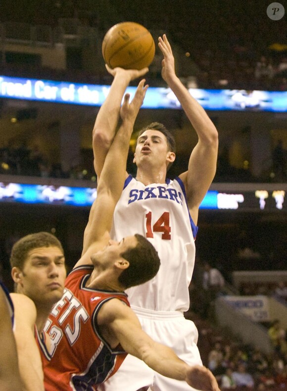 Philadelphia 76ers' Jason Smith shoots over New Jersey Nets' Kris Humphries in second-period action at the Wachovia Center in Philadelphia, PA, USA on March 17, 2010. Photo by Ron Tarver/Philadelphia Inquirer/MCT/Cameleon/ABACAPRESS.COM18/03/2010 -