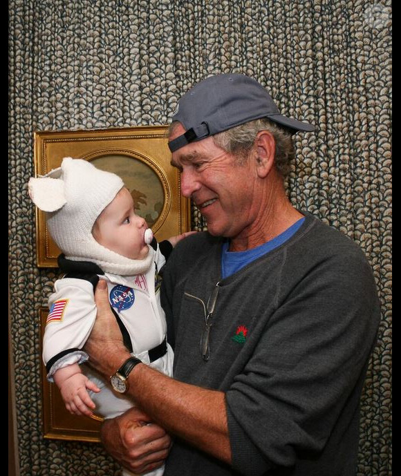 George W. Bush et sa petite-fille Mila, le 1er novembre 2013.