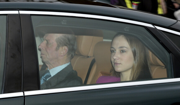 Le prince Edward, duc de Kent, et sa petite-fille Lady Marina-Charlotte Windsor arrivant pour le déjeuner de Noël 2014 à Buckingham Palace le 17 décembre 2014
