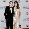 Justin Bieber et Selena Gomez arrivent pour les American Music Awards au Nokia Theatre LA Live de Los Angeles, le 20 novembre 2011