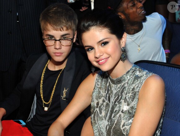Justin Bieber et Selena Gomez dans la salle des MTV Video Music Awards au Nokia Theatre L.A. Live le 28 août 2011