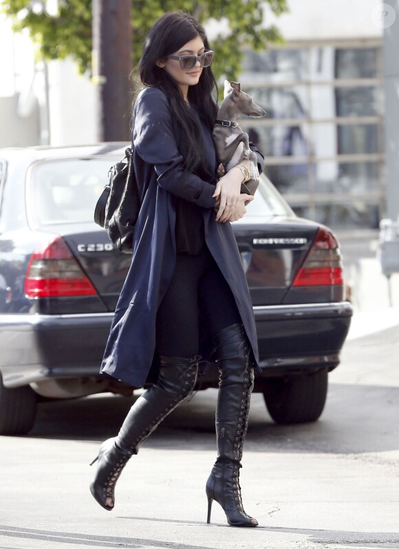 Kylie Jenner fait du shopping chez Fred Segal avec son chien Normie à West Hollywood, le 23 février 2015.  