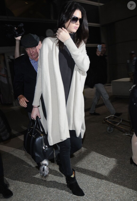 Kendall Jenner et sa mère Kris Jenner arrivent à l'aéroport de Los Angeles en provenance de Paris, le 11 mars 2015. 