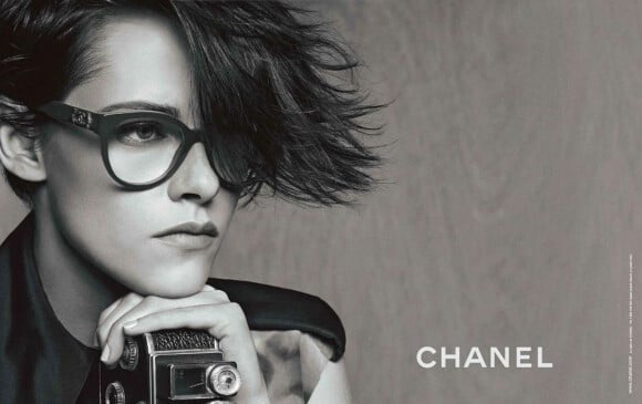 Chanel a choisi l'actrice Kristen Stewart pour la promotion de sa gamme de lunettes le 6 avril 2015.