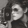 Kristen Stewart, égérie Chanel pour la promotion de sa gamme de lunettes.