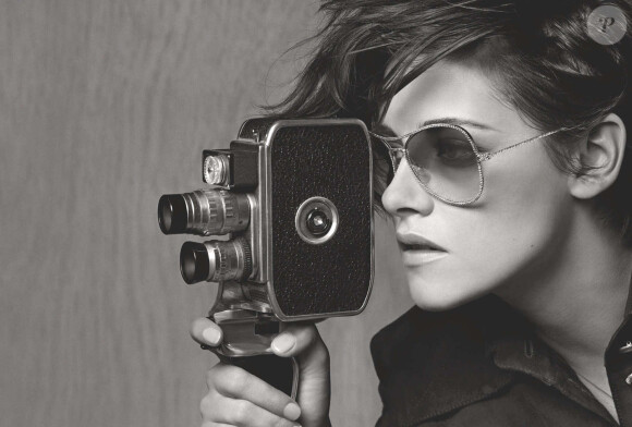 Kristen Stewart, égérie Chanel pour la promotion de sa gamme de lunettes.