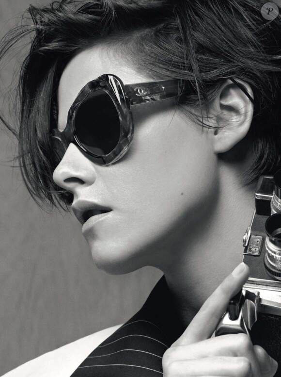 Kristen Stewart, reportrice de charme et égérie d'une campagne eyewear Chanel.
