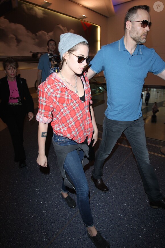 Kristen Stewart va prendre un avion à l'aéroport de LAX à Los Angeles, le 5 avril 2015.