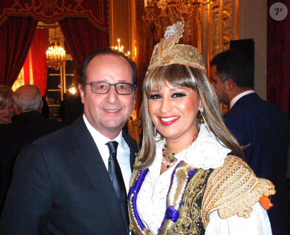 Lââm et François Hollande au dîner d'Etat au Palais de l'Elysée en l'honneur du président tunisien Beji Caïd Essebsi à Paris le 7 avril 2015.