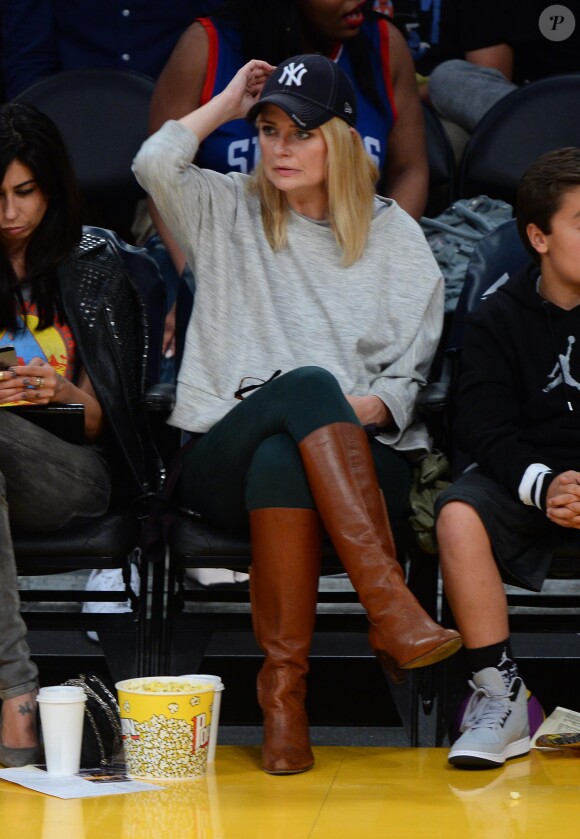 Mischa Barton assiste au match de basket des Lakers à Los Angeles le 22 mars 2015.22/03/2015 - Los Angeles