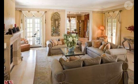 Mischa Barton est en défaut de paiement sur sa jolie maison de Beverly Hills, achetée en 2005 pour 6,4 millions de dollars.