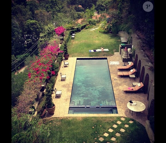 Mischa Barton profite de la piscine de sa somptueuse villa, sur Instagram le 30 juin 2013