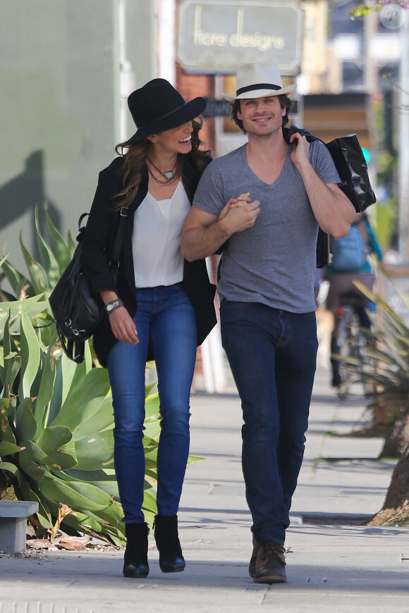Nikki Reed et son fiancé Ian Somerhalder font du shopping en prévision du festival Coachella, à Venice, Los Angeles, le 6 avril 2015 