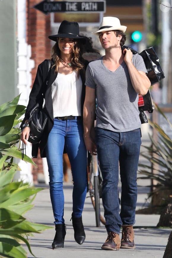 La belle Nikki Reed et Ian Somerhalder font du shopping en prévision du festival Coachella, à Venice, Los Angeles, le 6 avril 2015 